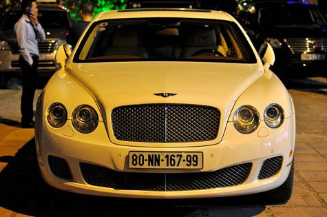 Xe Bentley màu trắng Ngọc Trinh cùng 'ông bầu' sử dụng khi tới dự đám cưới Ngọc Thạch
